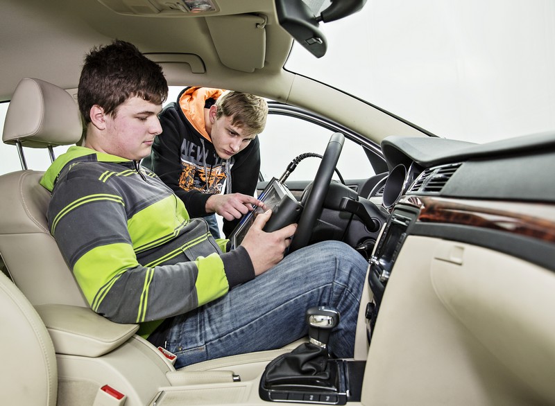 Škoda Auto darovala školám více než 300 automobilů